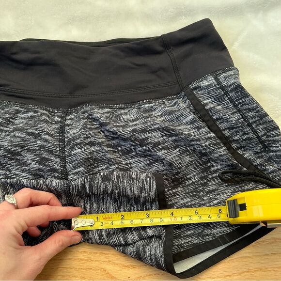 Lululemon Run Times Short 4-way Stretch 4" Dramatic Static White Black size 4 - Picture 4 of 7